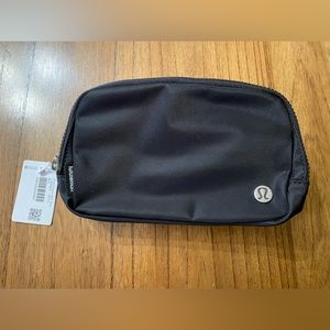 Lululemon everywhere belt bag - black